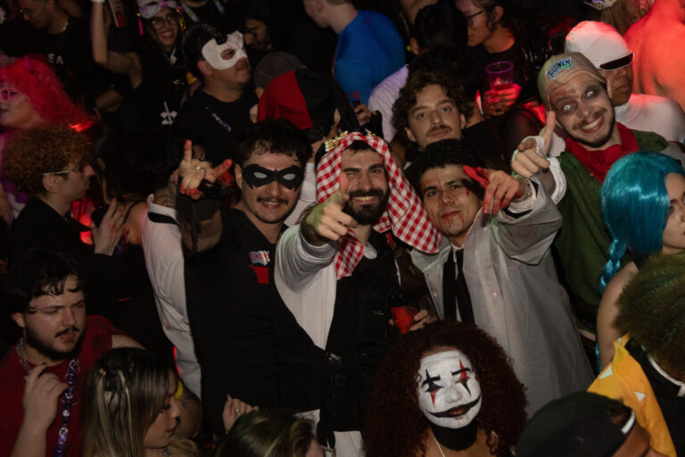 Grupo fantasiado posa na pista — Sad Baile Joker, Halloween em São Paulo, 17/10/2026