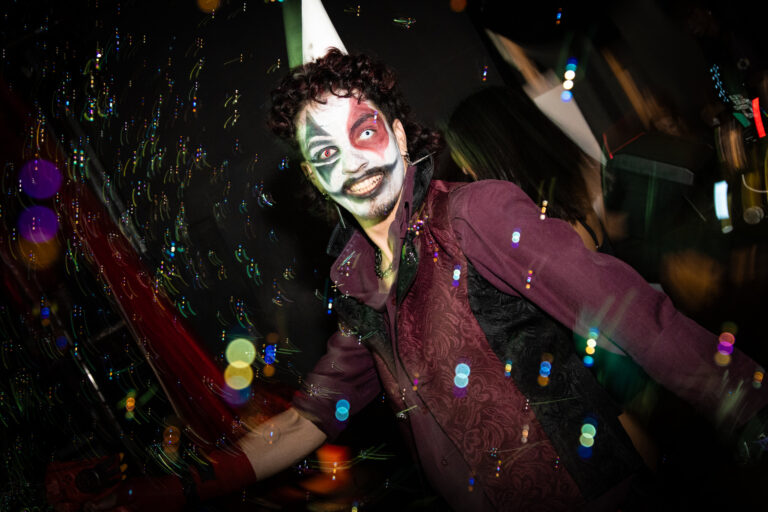 Palhaço de chapéu pontudo na pista escura — Sad Baile Joker, Halloween em São Paulo, 17/10/2026
