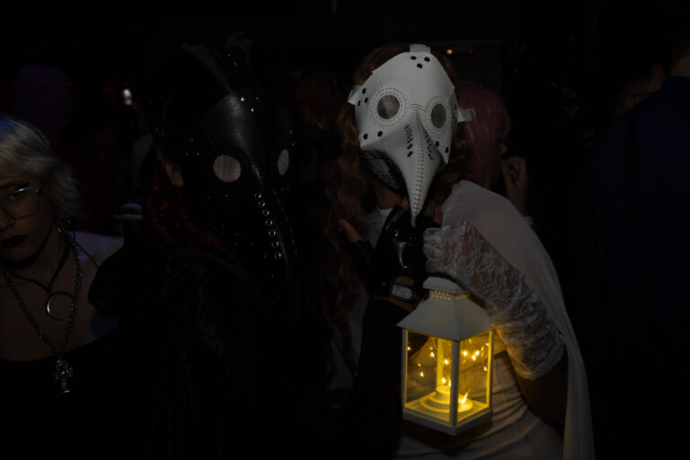 Médico da peste com lanterna na pista escura — Sad Baile Joker, Halloween em São Paulo, 17/10/2026