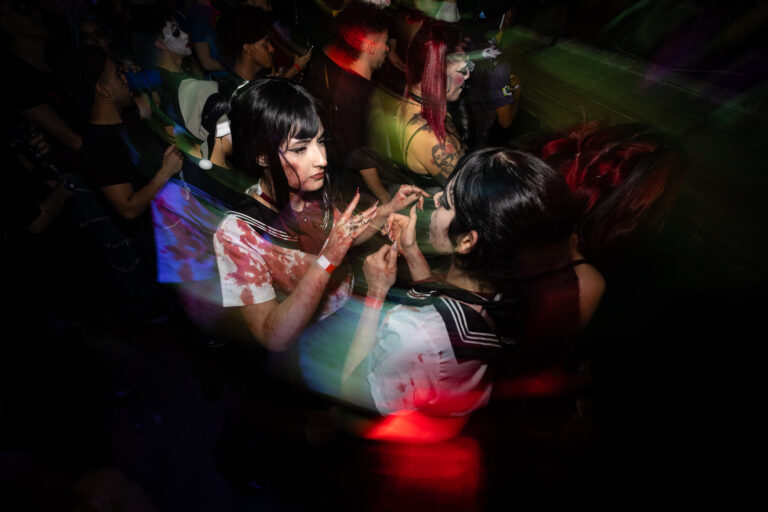Amigas fantasiadas dançam em meio ao movimento — Sad Baile Joker, Halloween em São Paulo, 17/10/2026