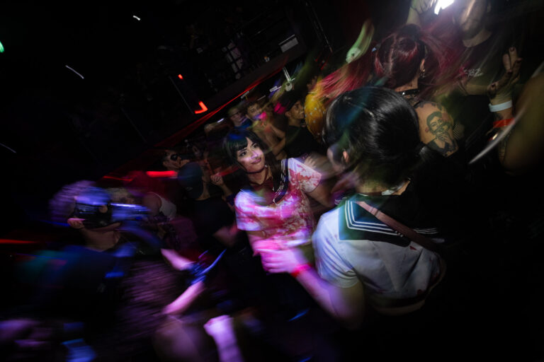 Pista agitada com fantasias em movimento — Sad Baile Joker, Halloween em São Paulo, 17/10/2026