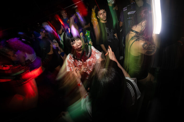 Galera fantasiada dança sob luz verde — Sad Baile Joker, Halloween em São Paulo, 17/10/2026