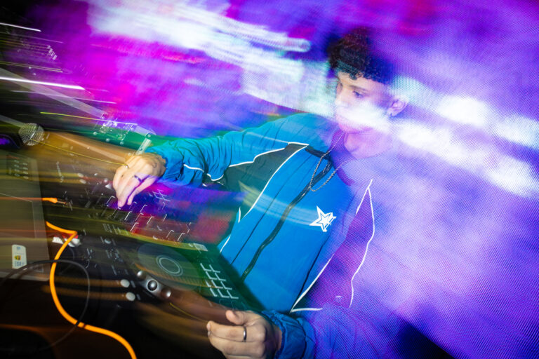 DJ de jaqueta azul em foto com efeito de movimento — Sad Baile Joker, Halloween em São Paulo, 17/10/2026