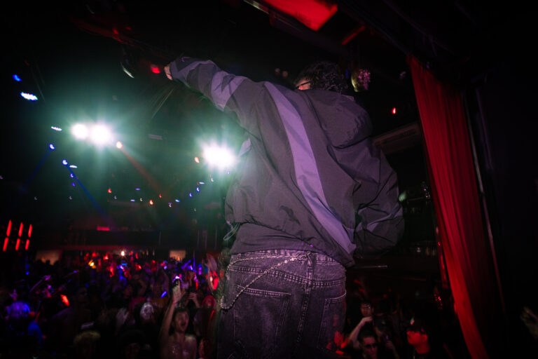 Artista no palco de costas para a câmera — Sad Baile Joker, Halloween em São Paulo, 17/10/2026
