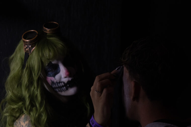 Garota de peruca verde e maquiagem de caveira — Sad Baile Joker, Halloween em São Paulo, 17/10/2026