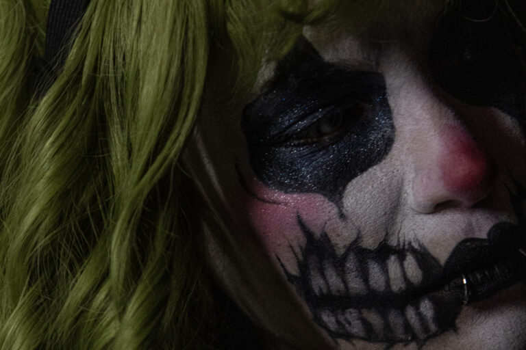 Close de maquiagem de caveira com peruca verde — Sad Baile Joker, Halloween em São Paulo, 17/10/2026
