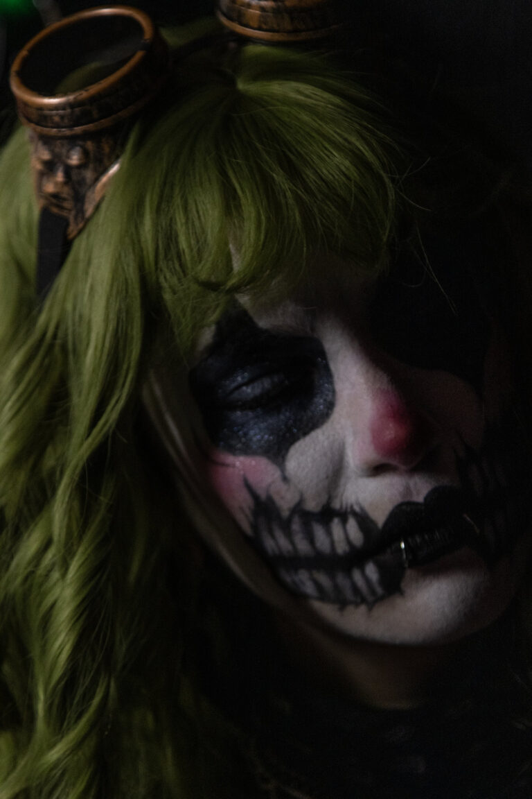 Maquiagem de caveira e óculos steampunk — Sad Baile Joker, Halloween em São Paulo, 17/10/2026