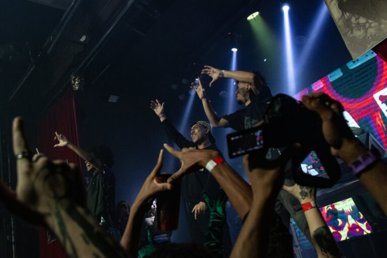 Público filma o palco com celulares — Sad Baile Joker, Halloween em São Paulo, 17/10/2026