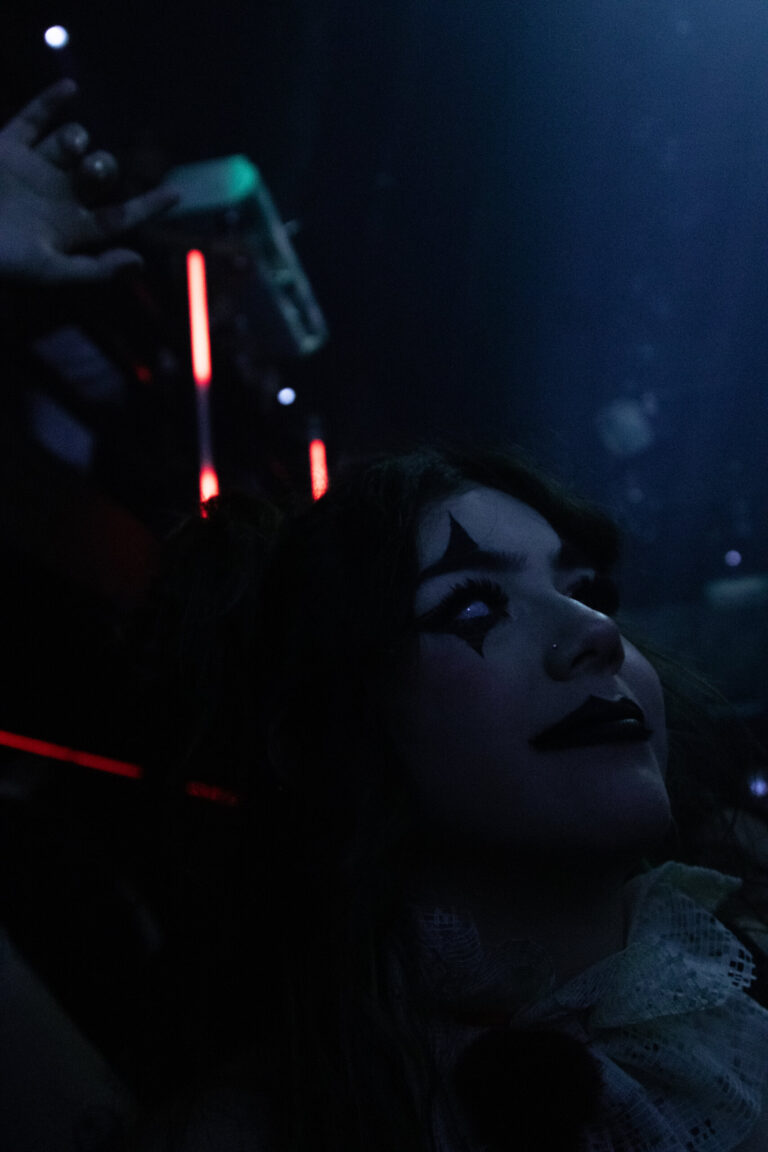 Garota com maquiagem de palhaça sob luz azul — Sad Baile Joker, Halloween em São Paulo, 17/10/2026
