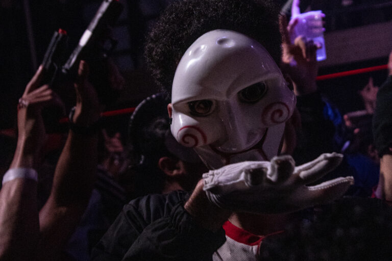 Máscara do boneco de Jogos Mortais estende a mão — Sad Baile Joker, Halloween em São Paulo, 17/10/2026