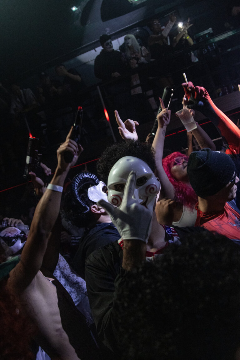 Público com máscara branca na pista — Sad Baile Joker, Halloween em São Paulo, 17/10/2026