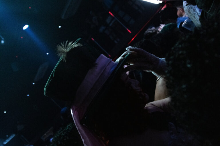 Pista escura com mãos para o alto — Sad Baile Joker, Halloween em São Paulo, 17/10/2026
