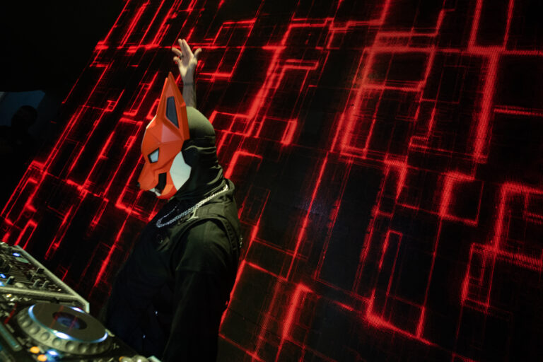 DJ mascarado com grade de luz vermelha no telão — Sad Baile Joker, Halloween em São Paulo, 17/10/2026