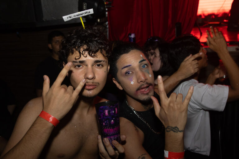 Amigos fazem sinal de rock na pista — Sad Baile Joker, Halloween em São Paulo, 17/10/2026