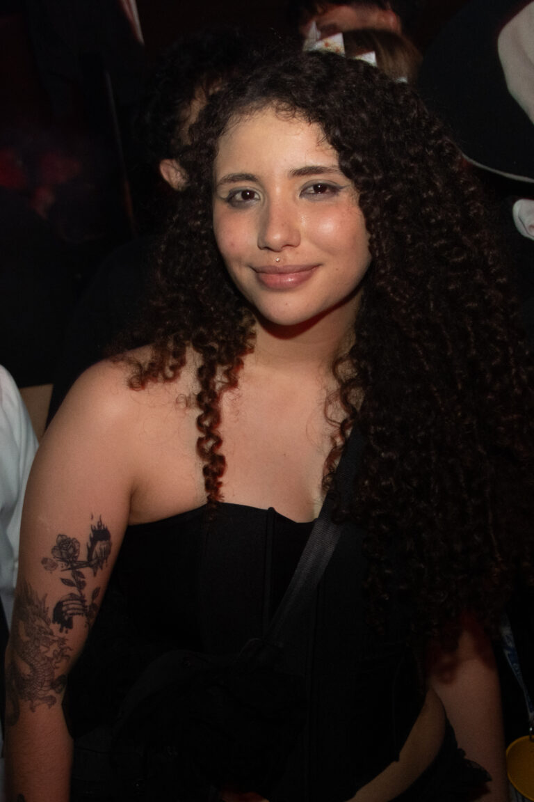 Garota de cabelo cacheado sorri na pista — Sad Baile Joker, Halloween em São Paulo, 17/10/2026