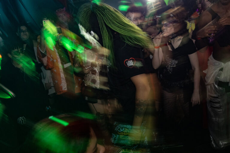 Pista agitada com luz verde em movimento — Sad Baile Joker, Halloween em São Paulo, 17/10/2026