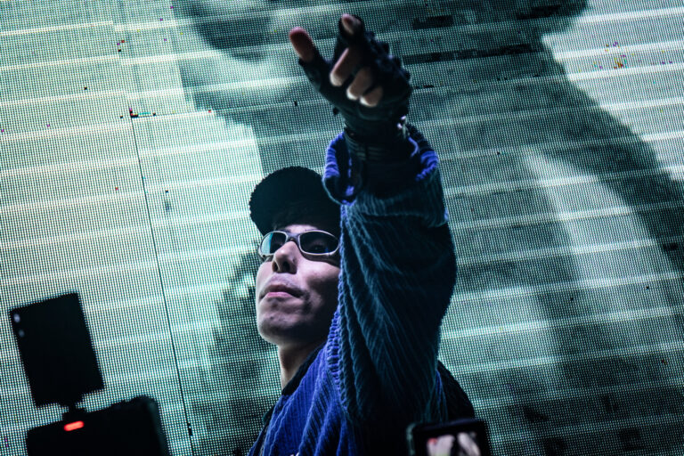 Rapper aponta para o alto diante do telão — Sad Baile Joker, Halloween em São Paulo, 17/10/2026