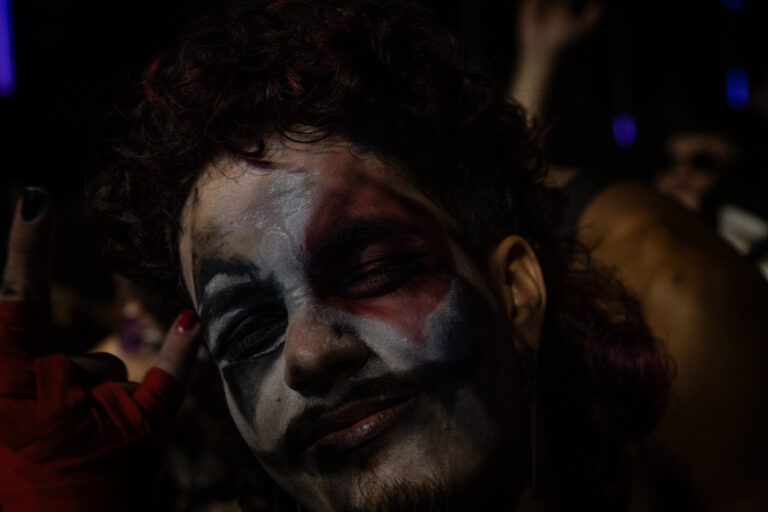 Close de maquiagem de palhaço com olhos vermelhos — Sad Baile Joker, Halloween em São Paulo, 17/10/2026
