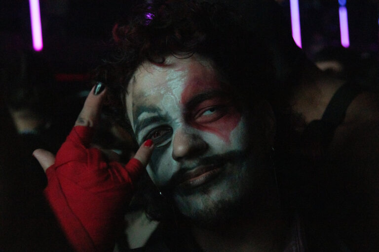Rapaz com maquiagem de palhaço na pista — Sad Baile Joker, Halloween em São Paulo, 17/10/2026