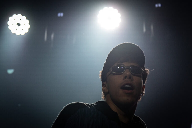Rapper de boné e óculos sob os refletores — Sad Baile Joker, Halloween em São Paulo, 17/10/2026