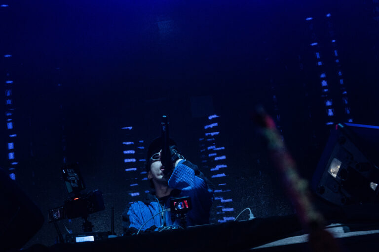 Palco iluminado de azul visto da pista — Sad Baile Joker, Halloween em São Paulo, 17/10/2026