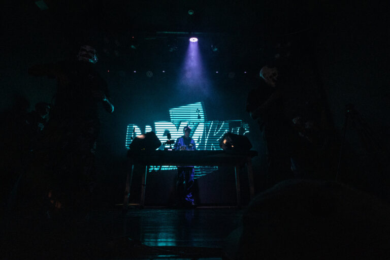 Palco visto do fundo sob luz azul — Sad Baile Joker, Halloween em São Paulo, 17/10/2026