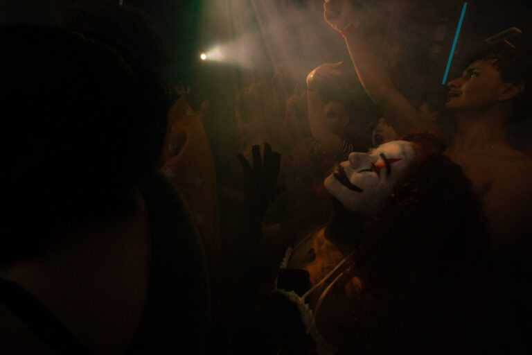 Fumaça e luz sobre a pista — Sad Baile Joker, Halloween em São Paulo, 17/10/2026