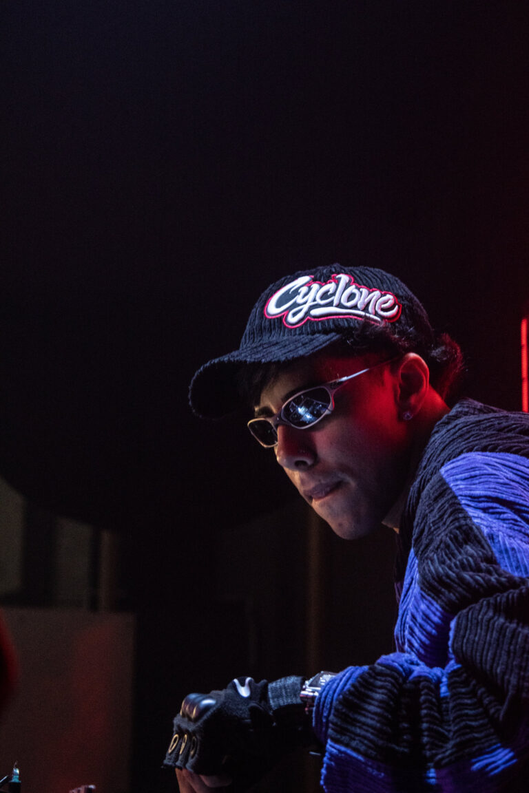DJ de boné e óculos nos controles — Sad Baile Joker, Halloween em São Paulo, 17/10/2026