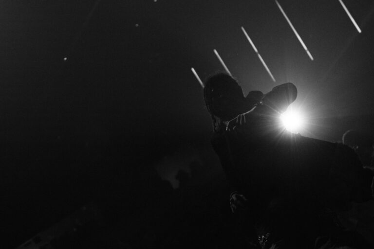 Silhuetas na pista sob feixes de luz — Sad Baile Joker, Halloween em São Paulo, 17/10/2026