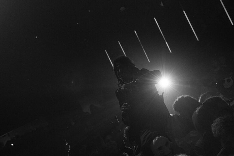 Feixes de luz branca sobre a pista — Sad Baile Joker, Halloween em São Paulo, 17/10/2026