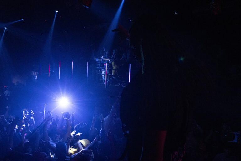 Pista vista de longe sob luz azul — Sad Baile Joker, Halloween em São Paulo, 17/10/2026
