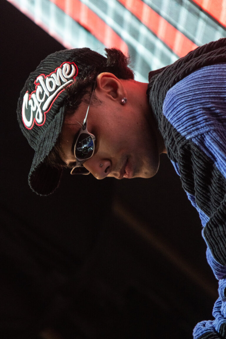 DJ de boné e óculos de lado — Sad Baile Joker, Halloween em São Paulo, 17/10/2026