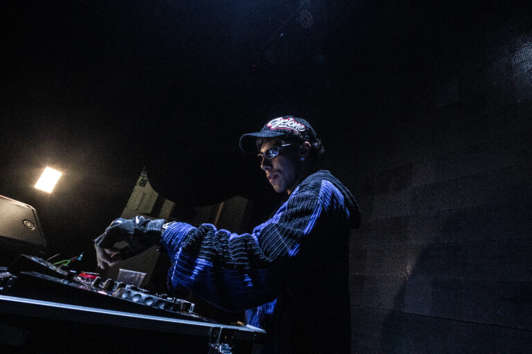 DJ de boné nos controles — Sad Baile Joker, Halloween em São Paulo, 17/10/2026