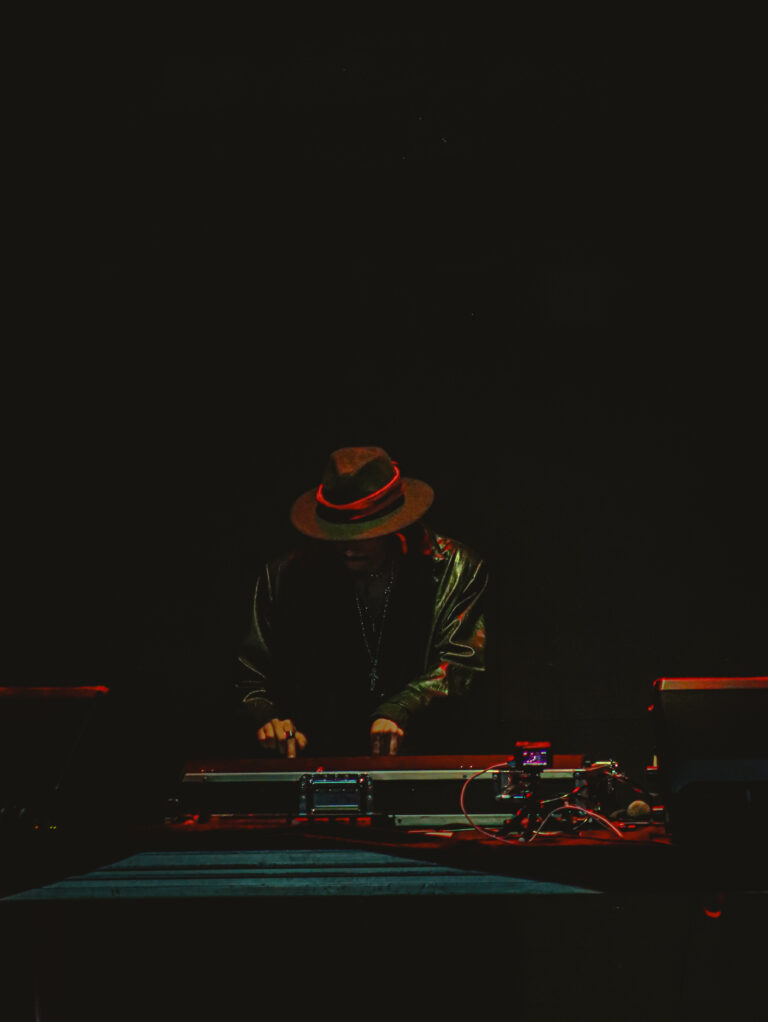 DJ de chapéu na cabine em meio à penumbra — Sad Baile Joker, Halloween em São Paulo, 17/10/2026