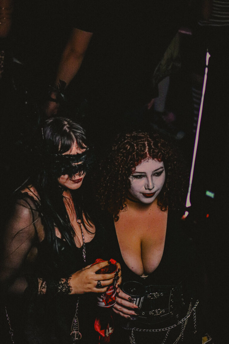 Duas convidadas de máscara e maquiagem escura posam juntas — Sad Baile Joker, Halloween em São Paulo, 17/10/2026