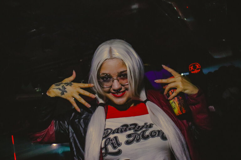 Arlequina faz pose com as mãos e sorriso — Sad Baile Joker, Halloween em São Paulo, 17/10/2026