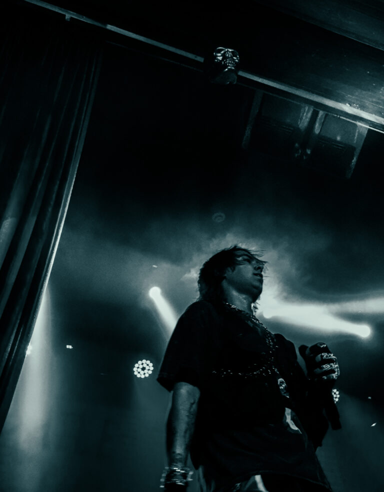 Rapper em preto e branco com refletores atrás — Sad Baile Joker, Halloween em São Paulo, 17/10/2026