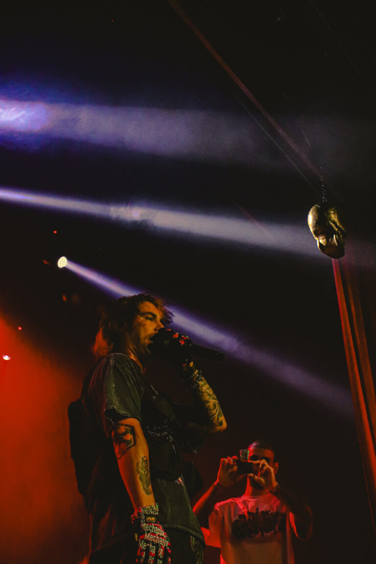 Rapper no palco com o público filmando de perto — Sad Baile Joker, Halloween em São Paulo, 17/10/2026