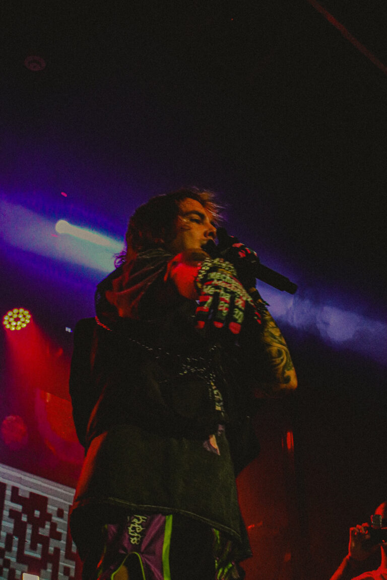 Rapper segura o microfone com as duas mãos — Sad Baile Joker, Halloween em São Paulo, 17/10/2026