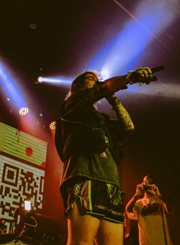 Rapper aponta para o público com o braço estendido — Sad Baile Joker, Halloween em São Paulo, 17/10/2026