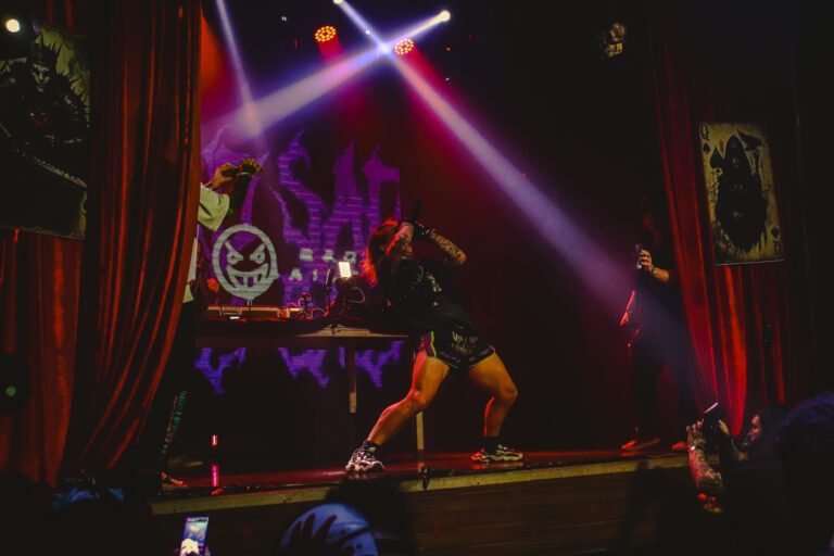 Rapper caminha no palco com o logo da festa ao fundo — Sad Baile Joker, Halloween em São Paulo, 17/10/2026