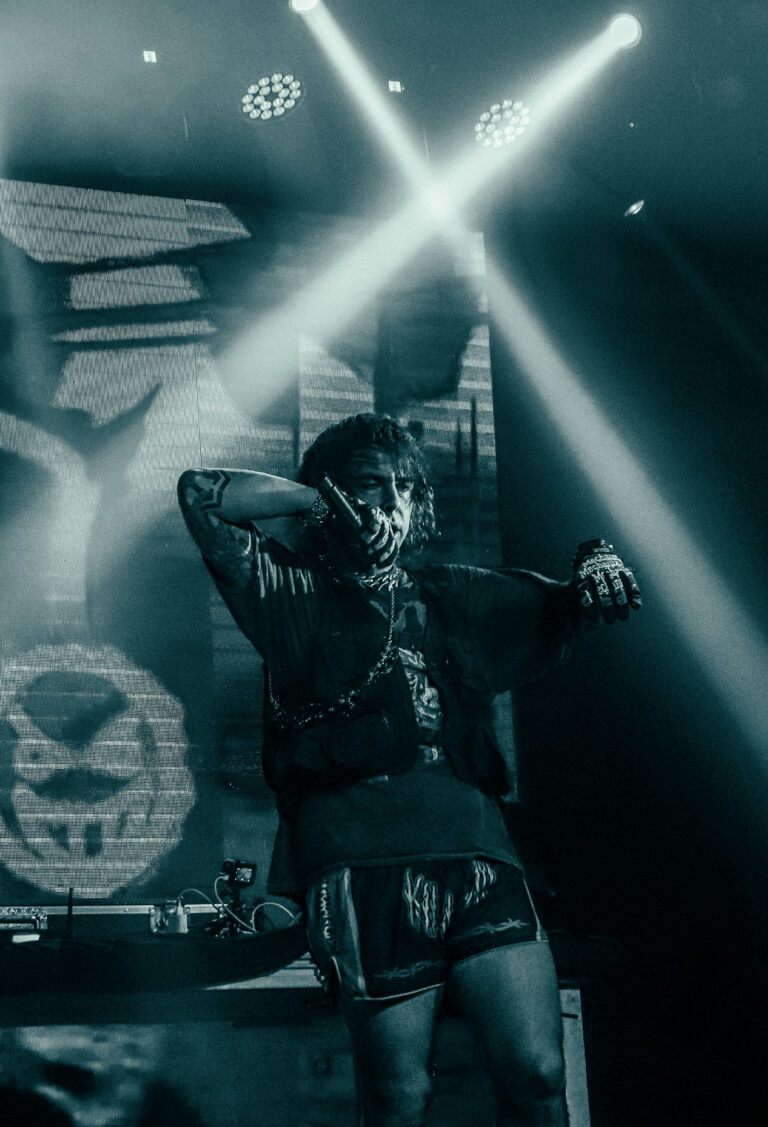 Rapper em preto e branco diante do telão com refletores — Sad Baile Joker, Halloween em São Paulo, 17/10/2026
