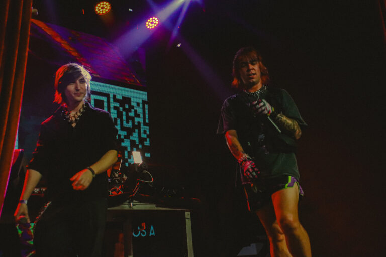 Dupla de artistas no palco diante do QR code — Sad Baile Joker, Halloween em São Paulo, 17/10/2026