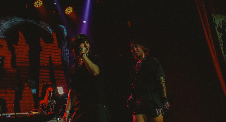 Dupla canta diante do telão vermelho — Sad Baile Joker, Halloween em São Paulo, 17/10/2026