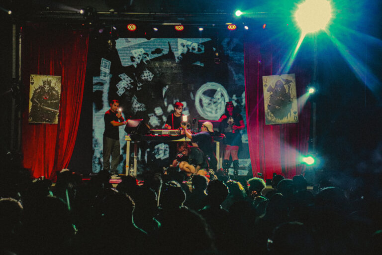 Palco visto do fundo da pista com o público lotado — Sad Baile Joker, Halloween em São Paulo, 17/10/2026