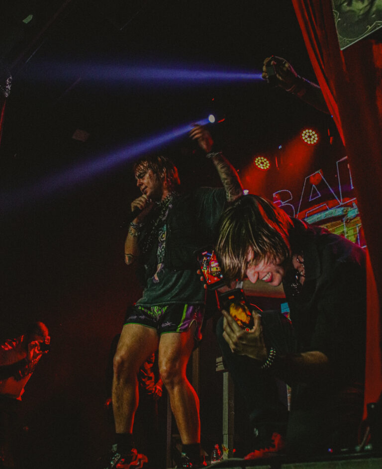 Artistas animados no palco entre as cortinas — Sad Baile Joker, Halloween em São Paulo, 17/10/2026
