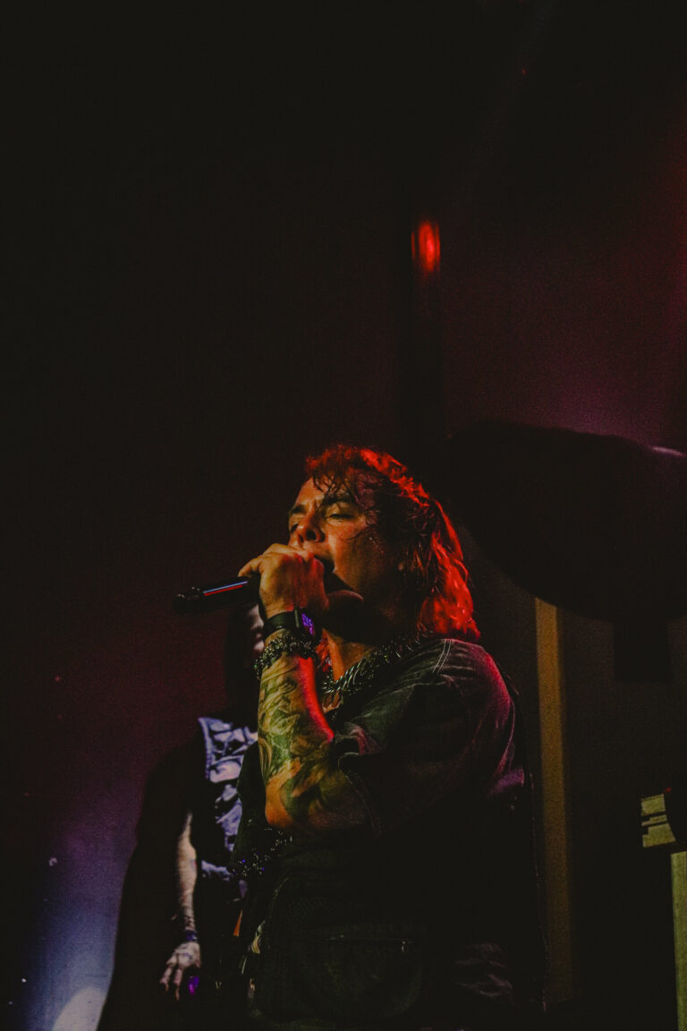 Rapper canta de olhos fechados sob luz vermelha — Sad Baile Joker, Halloween em São Paulo, 17/10/2026