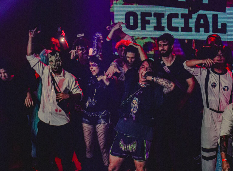 Grupo fantasiado posa diante do telão After Oficial — Sad Baile Joker, Halloween em São Paulo, 17/10/2026