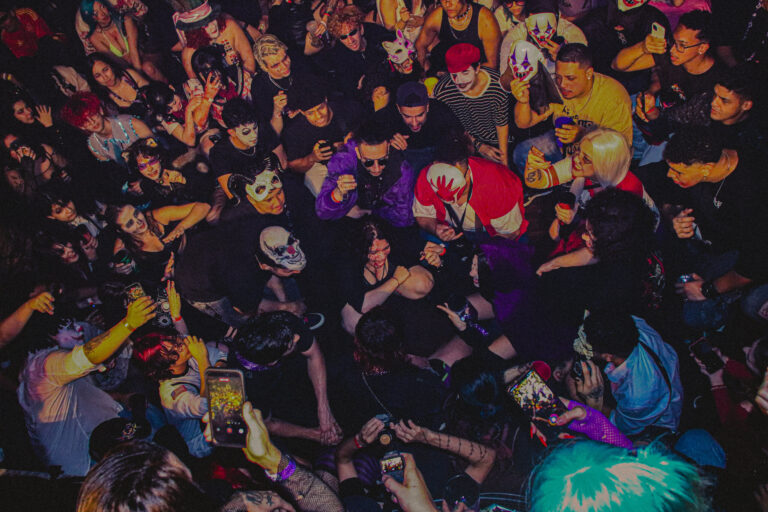 Pista lotada de máscaras e fantasias vista de cima — Sad Baile Joker, Halloween em São Paulo, 17/10/2026