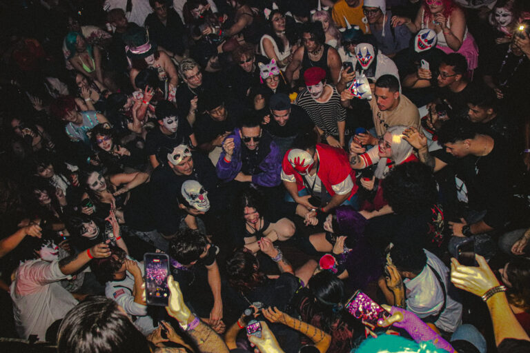 Público fantasiado aglomerado diante do palco — Sad Baile Joker, Halloween em São Paulo, 17/10/2026